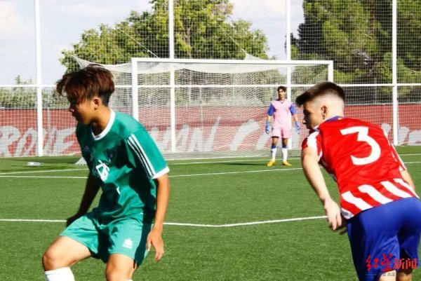 亿财配资 对话“卖5套房送孩子留洋学足球”的父亲：全家出国陪练，希望孩子有机会为中国队效力