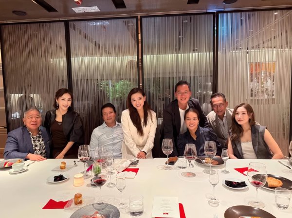 兴泊证券 李嘉欣黎姿带老公聚餐，两大美人同桌贵气依旧不见老